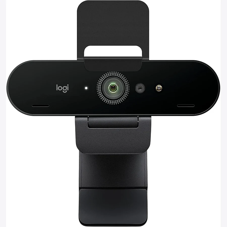 Logitech Brio 4K webcam com suporte clip sobre monitor em setup de live