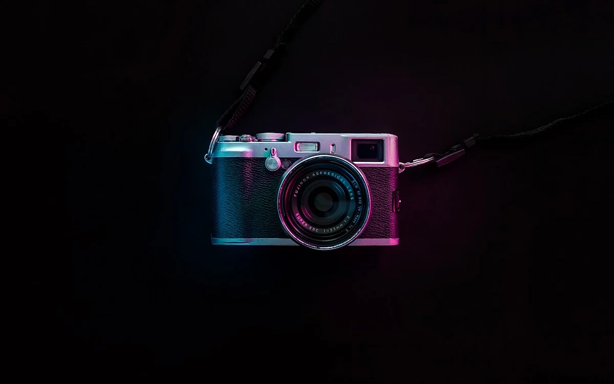Desempenho em pouca luz: webcam vs mirrorless para live Comparativo de imagem em baixa luz entre webcam Full HD e câmera mirrorless APS-C em live streaming