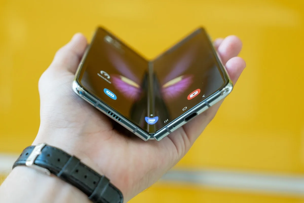 Comparativo de telas: AMOLED Xiaomi vs Dynamic AMOLED Samsung para games Telas Xiaomi POCO X7 Pro e Samsung Galaxy S25 comparadas com jogos mobile em execução