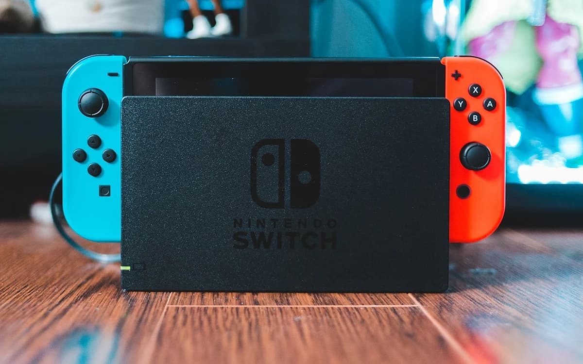 Acessórios para Nintendo Switch 2 que valem a pena em 2026 Nintendo Switch 2 com acessórios de proteção e transporte sobre mesa de setup gamer