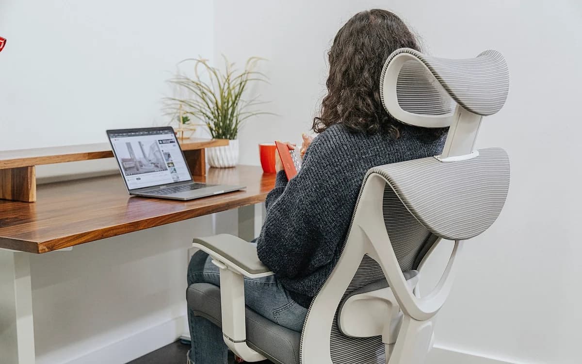 Altura Ideal da Mesa Gamer: Como Calcular e Evitar Dor Setup gamer com postura ergonômica correta, mesa na altura do cotovelo e monitor na linha dos olhos