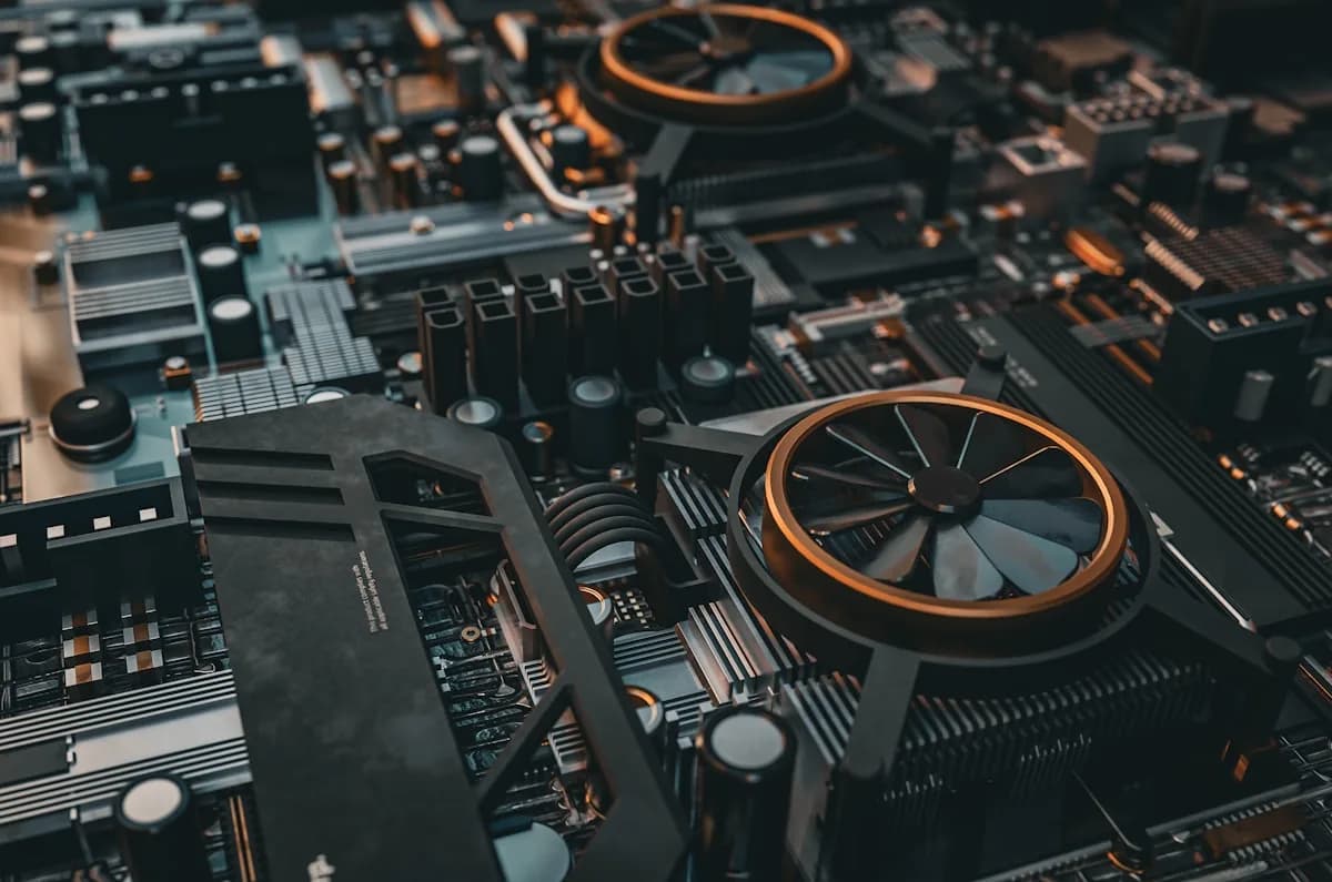 ASUS ROG Ally: Análise, Desempenho e Preço no Brasil Detalhe macro de placa de circuito com dois coolers dourados e componentes eletrônicos, contexto de processador gamer