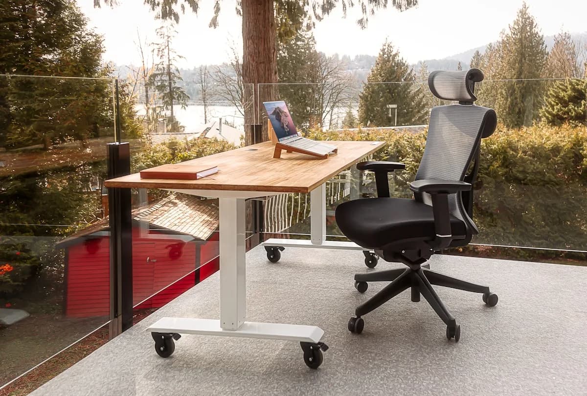 Cadeira gamer ou ergonômica: qual escolher em 2026? Cadeira gamer racing com couro PU ao lado de cadeira ergonômica com encosto em mesh para comparação