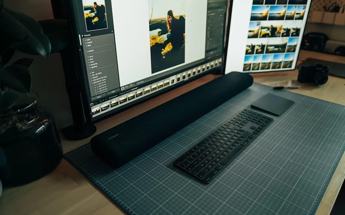 Caixa de som ou soundbar: qual escolher para PC e TV em 2026 Comparativo entre caixa de som estéreo 2.0 para PC e soundbar para TV na sala de estar