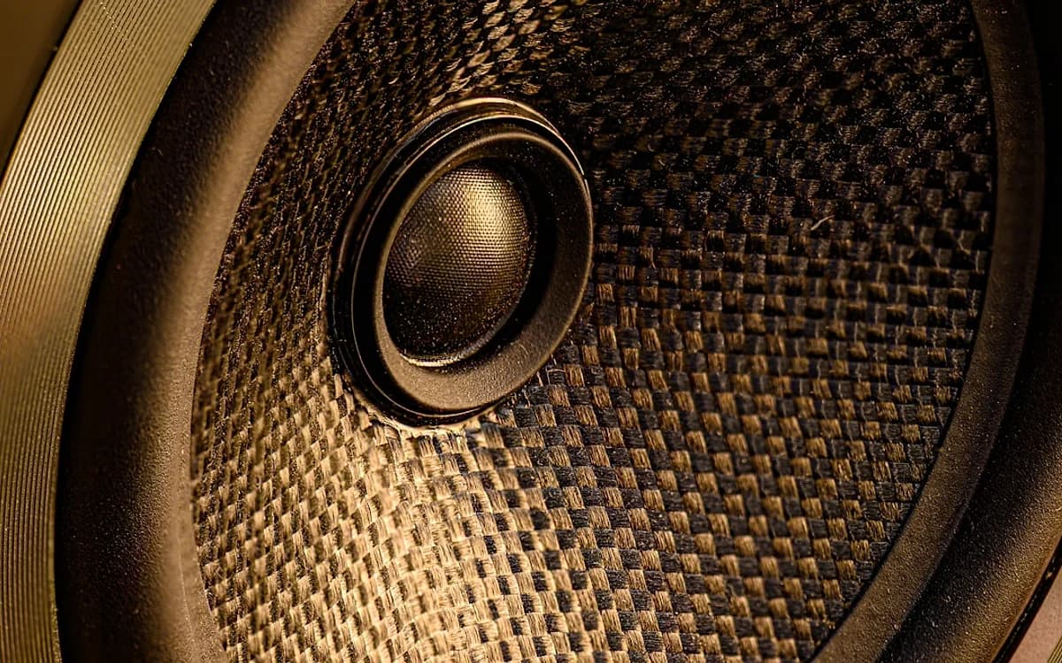 Caixa de Som Potente com Grave Forte em 2026 Caixa de som Bluetooth portátil potente com grave forte em ambiente de festa ao ar livre