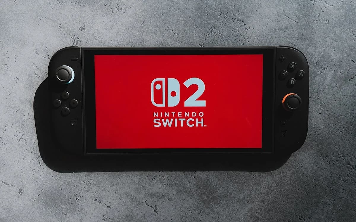 O Cartão do Switch 1 Funciona no Switch 2? Cartão microSD do Nintendo Switch 1 ao lado do Switch 2 mostrando incompatibilidade de padrão