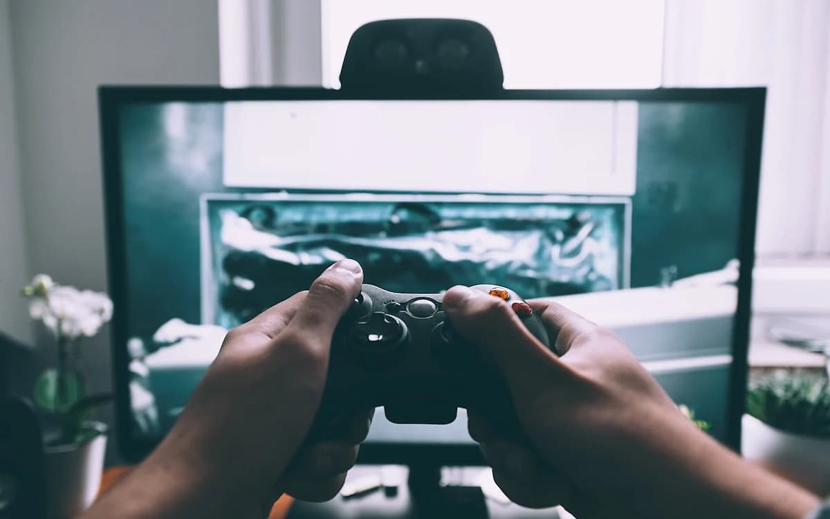 Como Diminuir o Ping em Jogos: Guia Completo e Prático Jogador frustrado em frente ao PC durante partida online com sinal de conexão instável