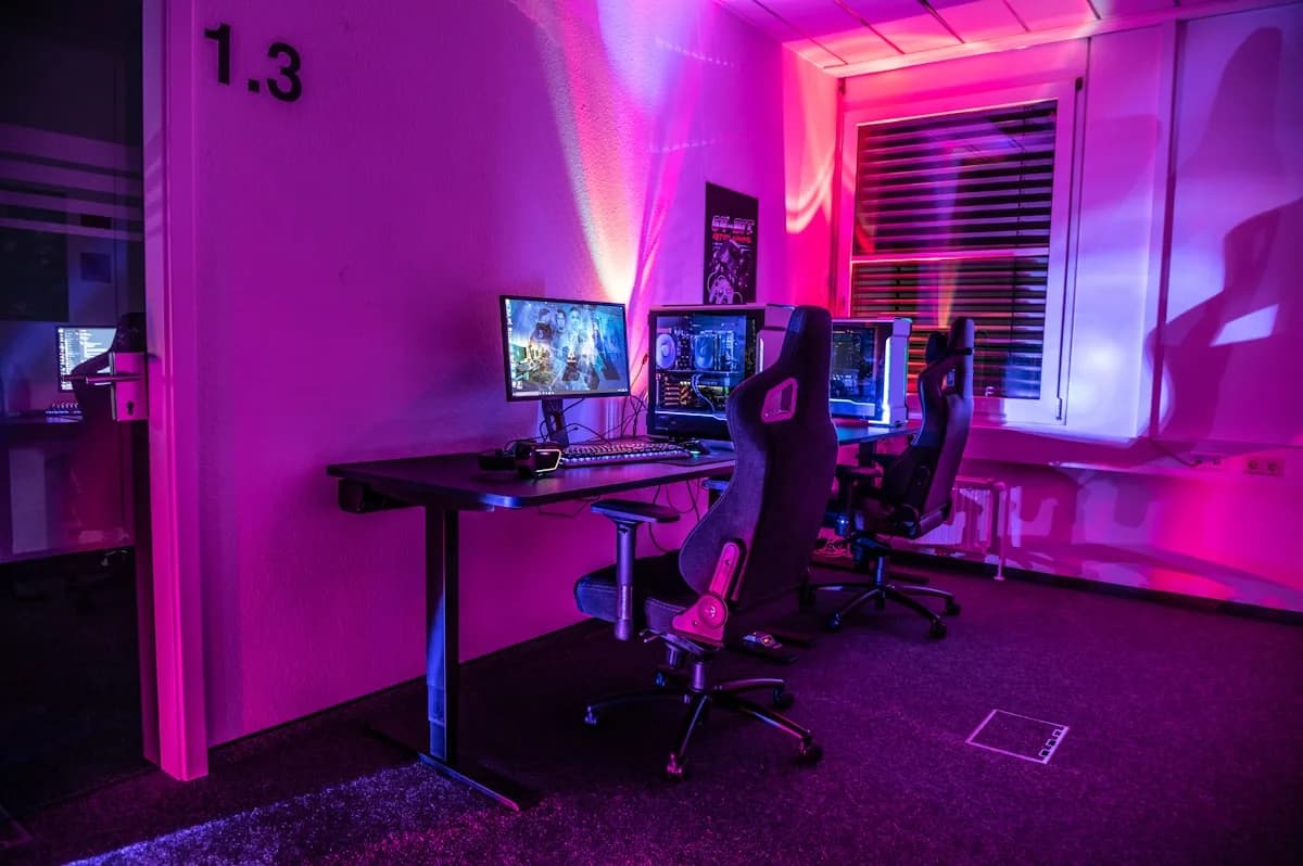 Como Escolher Cadeira Gamer em 2026 Cadeira gamer ergonômica em setup de jogo com monitor, teclado e iluminação RGB ao fundo
