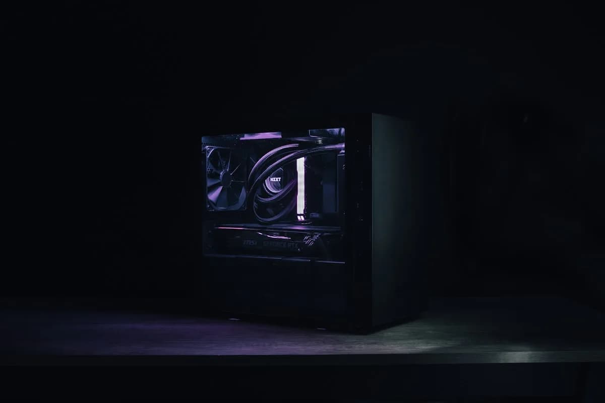 Como escolher gabinete gamer mid tower mesh 2026 Gabinete gamer mid tower preto com front mesh e laterais em setup de mesa com teclado
