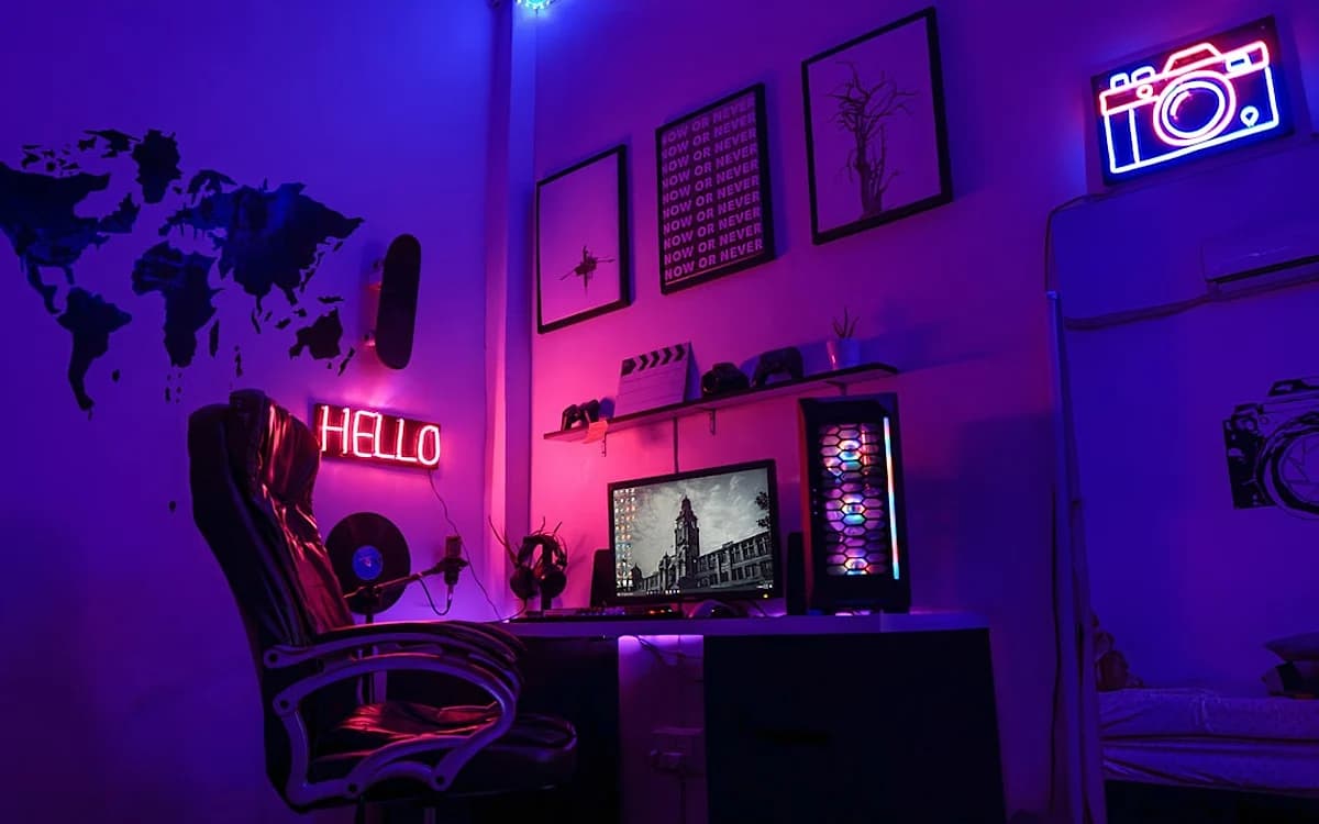 Como Escolher Mesa Gamer em 2026 Setup gamer completo com mesa, monitor ultrawide e cadeira ergonômica em quarto escuro com iluminação RGB