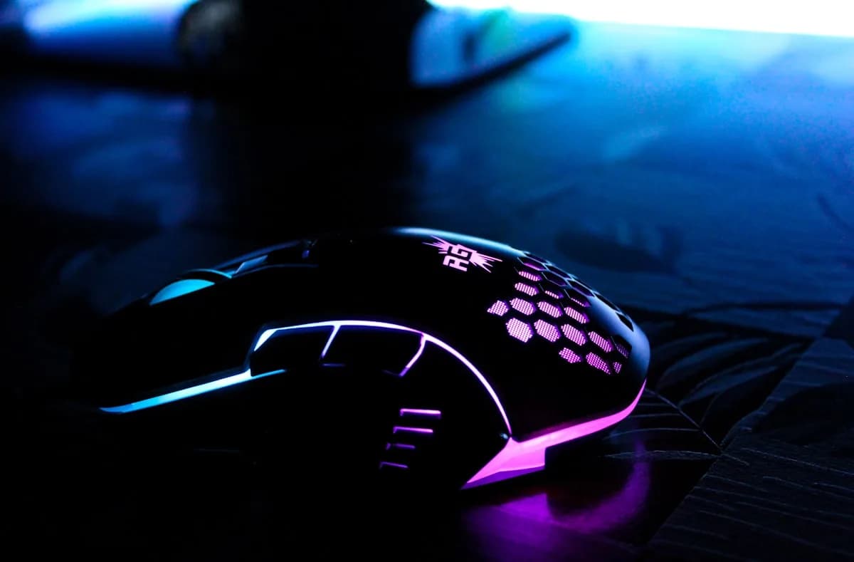Como escolher mouse gamer em 2026 Mouse gamer leve com iluminação RGB e mousepad de controle sobre setup gamer