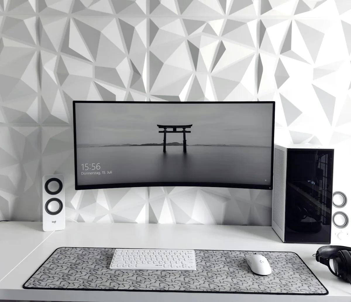Como Escolher Mousepad Gamer em 2026 Mousepad gamer de tecido XL em setup com mouse e teclado mecânico sobre mesa gamer
