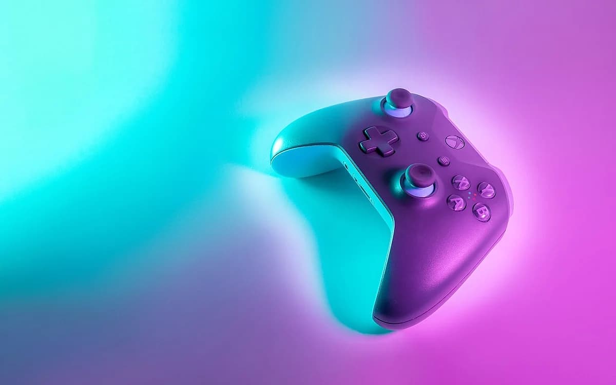 Como Expandir o Armazenamento do Xbox Series X|S (2026) Slot traseiro do Xbox Series X com cartão de expansão Seagate sendo encaixado para ampliar armazenamento