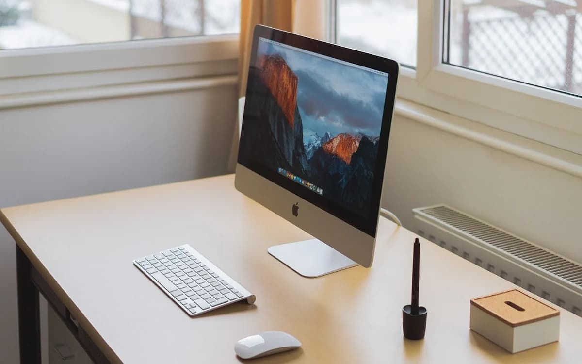 Como Organizar a Mesa Gamer: Guia Completo de Cable Management (2026) Mesa gamer organizada com cabos gerenciados, periféricos bem posicionados e setup limpo