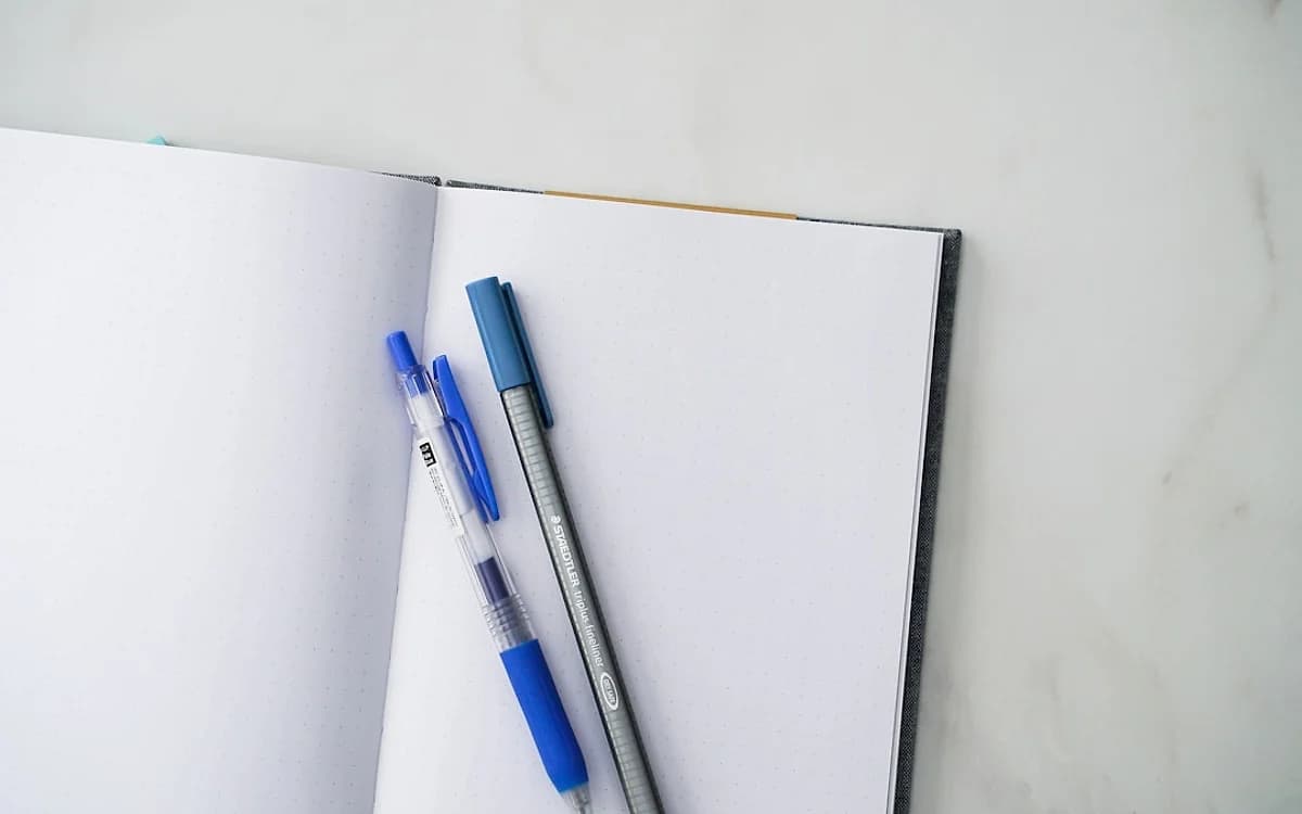 Checklist de preparação para GTA 6 Checklist impresso ao lado de um teclado mecânico iluminado e um mouse gamer sobre a mesa