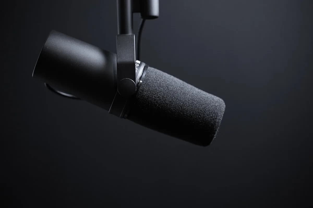 Microfone Condensador ou Dinâmico: Qual Escolher Microfone condensador USB ao lado de microfone dinâmico em setup de streaming e podcast