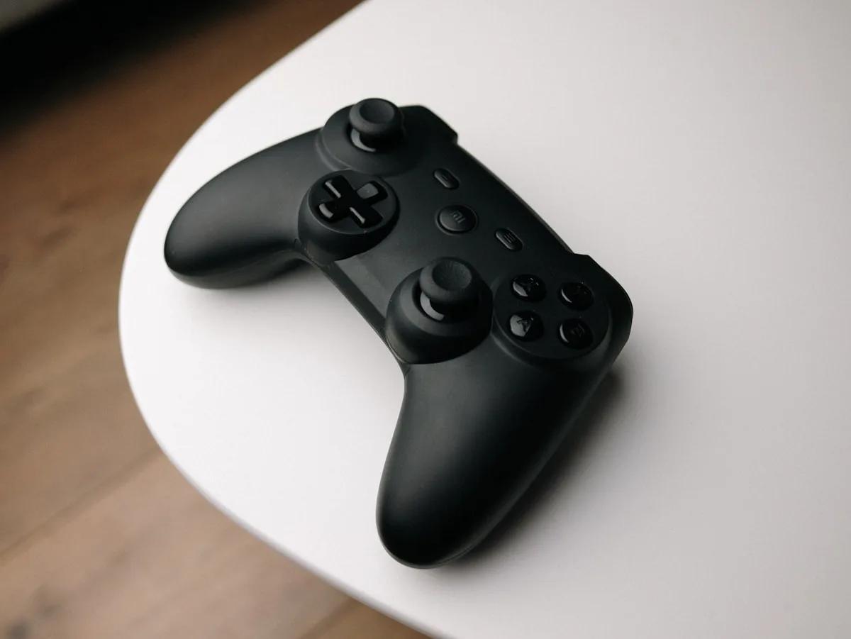 Controle Xbox Series Review 2026 — Vale a Pena para PC? Xbox Wireless Controller Carbon Black em setup gamer com PC ao fundo