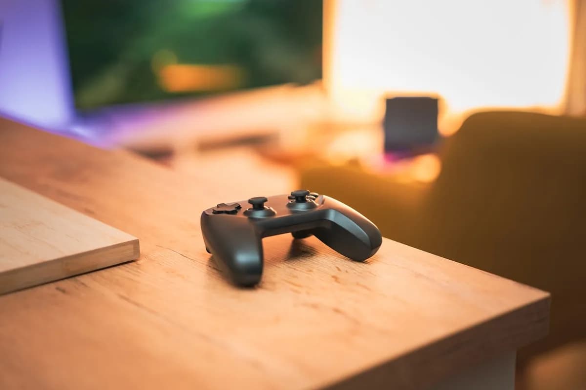 Controle Xbox vs 8BitDo Ultimate 2: comparativo completo 2026 Controle Xbox Wireless e 8BitDo Ultimate 2 em mesa de setup gamer para comparativo