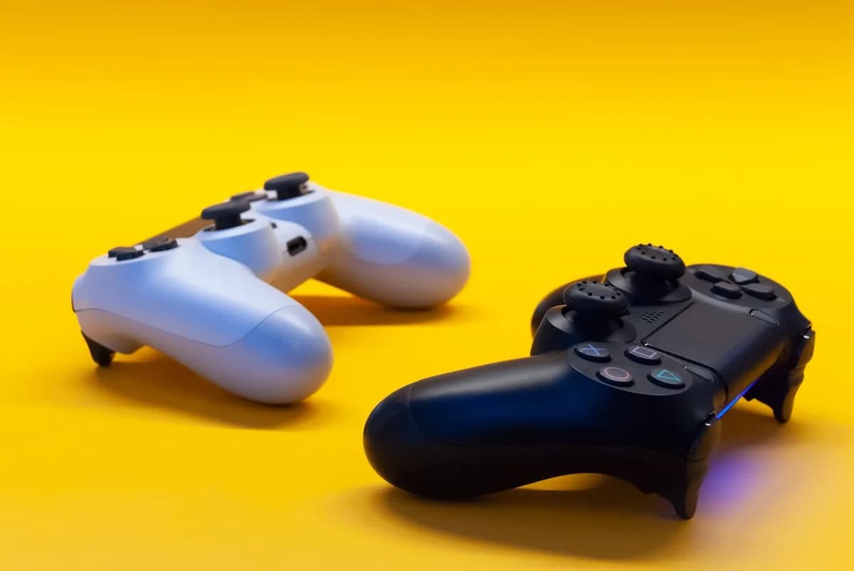 DualSense vs Controle Xbox: comparativo completo 2026 Sony DualSense e Xbox Wireless Controller lado a lado em comparativo de controles gamer 2026