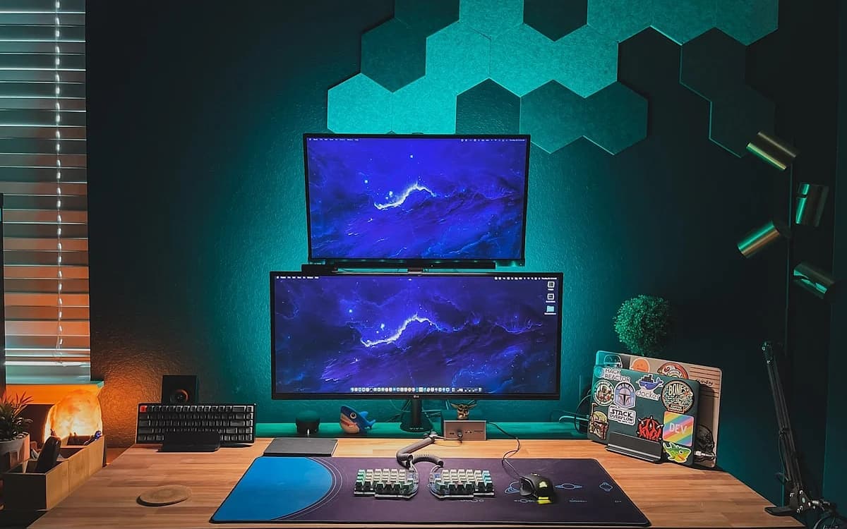 Review Edifier R1280T em 2026 Par de caixas de som Edifier R1280T em gabinete de MDF com tweeter de seda sobre mesa