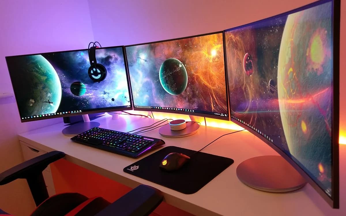 Review Espresso Desk DRX 6000 em 2026 Mesa gamer Espresso DRX 6000 com setup de monitor, teclado e mouse em ambiente escuro