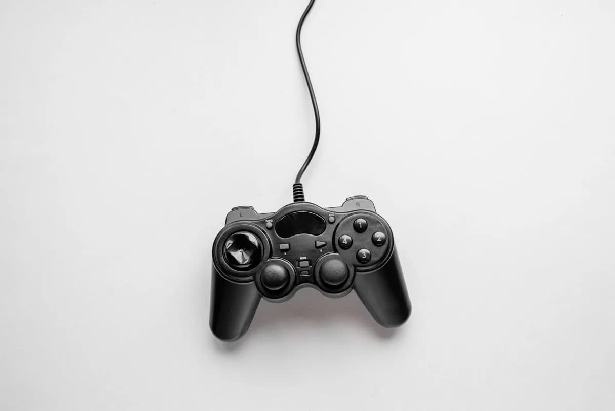GameSir G7 SE Review 2026 — Vale a Pena? GameSir G7 SE controle com fio para Xbox e PC com layout preto e cinza sobre mesa gamer