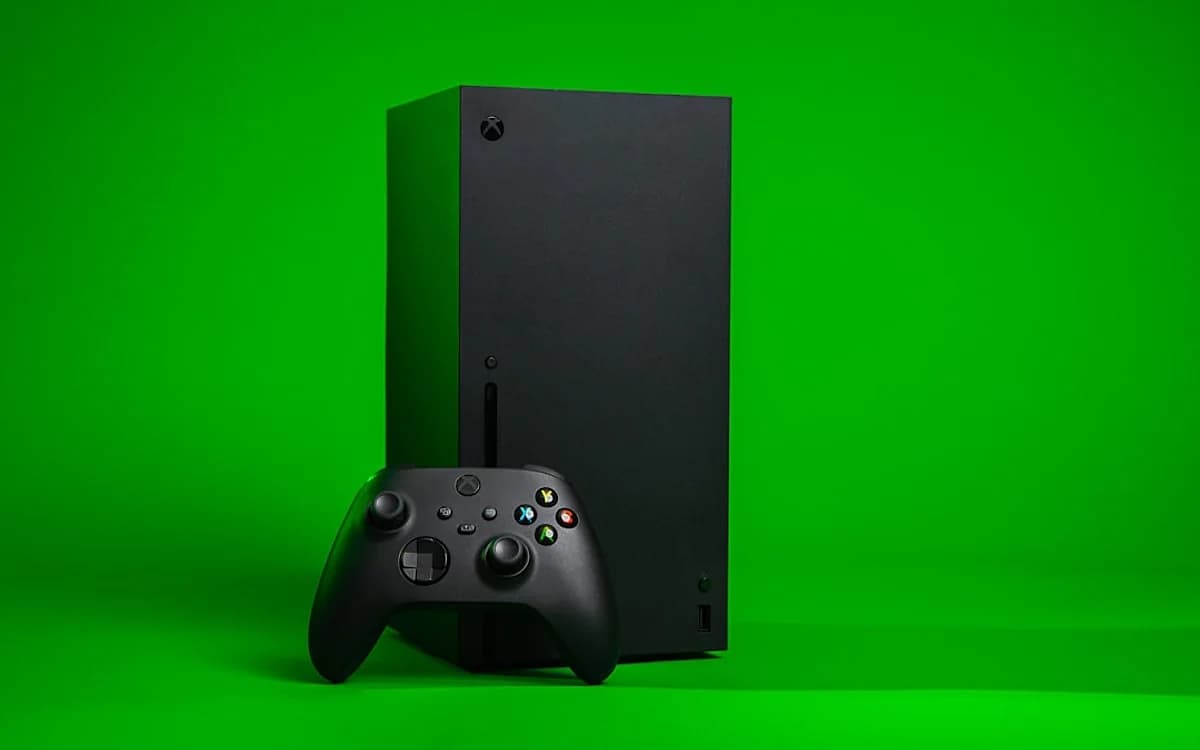 Xbox Series X e controle sem fio Console Xbox Series X na vertical ao lado do controle sem fio sobre fundo verde