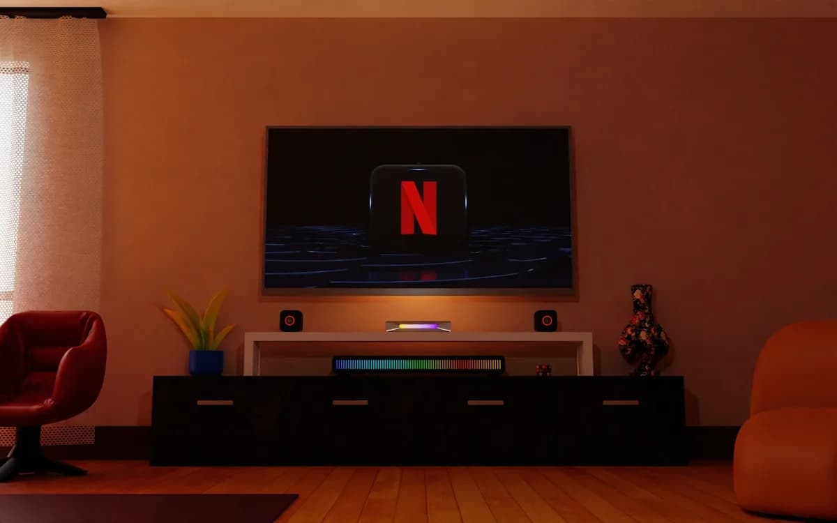 Govee DreamView TV Review em 2026 TV com luz de fundo RGB acesa exibindo conteúdo, em sala com iluminação ambiente laranja