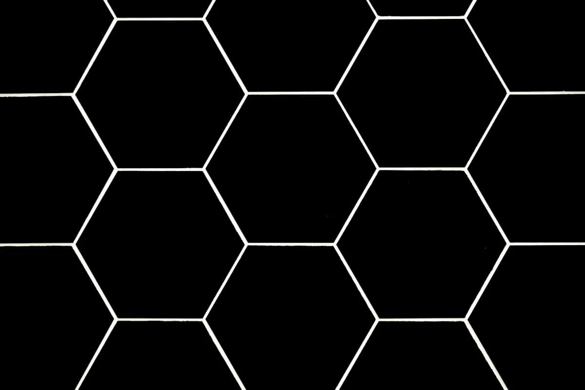 Govee Glide Hexa Review em 2026 Grade de hexágonos pretos conectados, remetendo ao formato modular dos painéis de parede