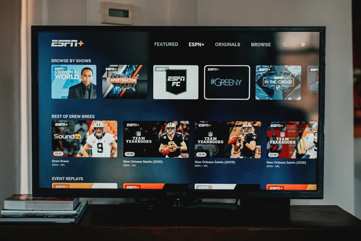 Input Lag na TV para Games em 2026 TV na sala com PS5 conectado exibindo jogo de ação em modo de baixo input lag com controle DualSense