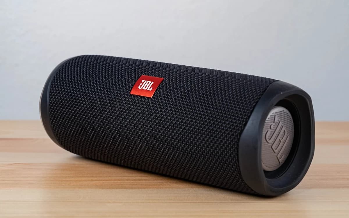 Review JBL Charge 5 em 2026 JBL Charge 5 caixa de som Bluetooth portátil com proteção IP67 em superfície ao ar livre