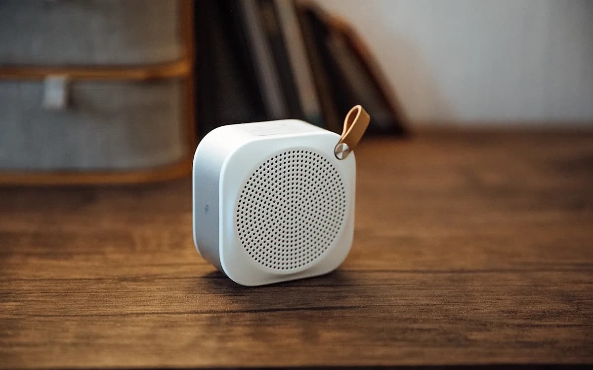 JBL ou Edifier: qual caixa de som escolher em 2026 JBL Charge e Edifier R1280T lado a lado em comparativo de caixa de som portátil e desktop