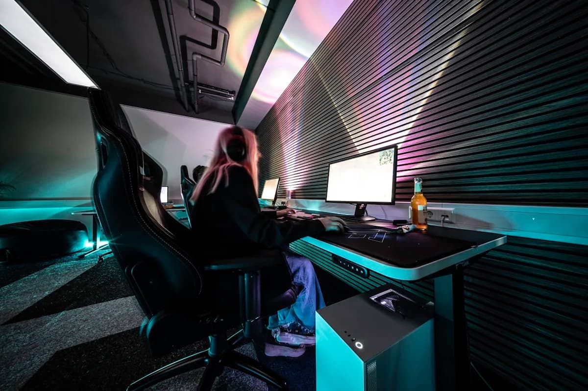Joystick para Simulador de Voo Vale a Pena em 2026? Mesa gamer com iluminação RGB e monitor num setup doméstico à noite