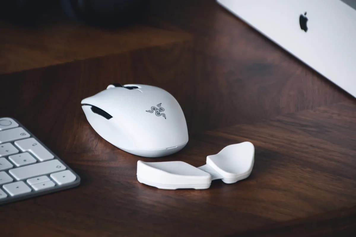 Logitech G Pro X Superlight 2 Review 2026 Logitech G Pro X Superlight 2 mouse gamer sem fio ultraleve sobre mousepad em setup