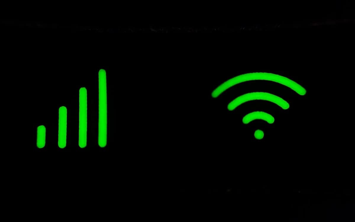 Melhor Adaptador Wi-Fi USB para PC em 2026 Adaptador Wi-Fi USB conectado na parte traseira de um gabinete de PC