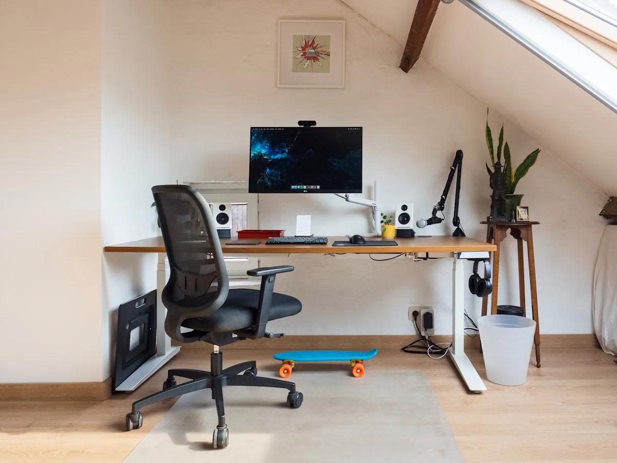 Melhor Cadeira Gamer até R$ 1.000 em 2026 Cadeira gamer ergonômica em setup gamer com monitor e teclado sobre mesa ampla