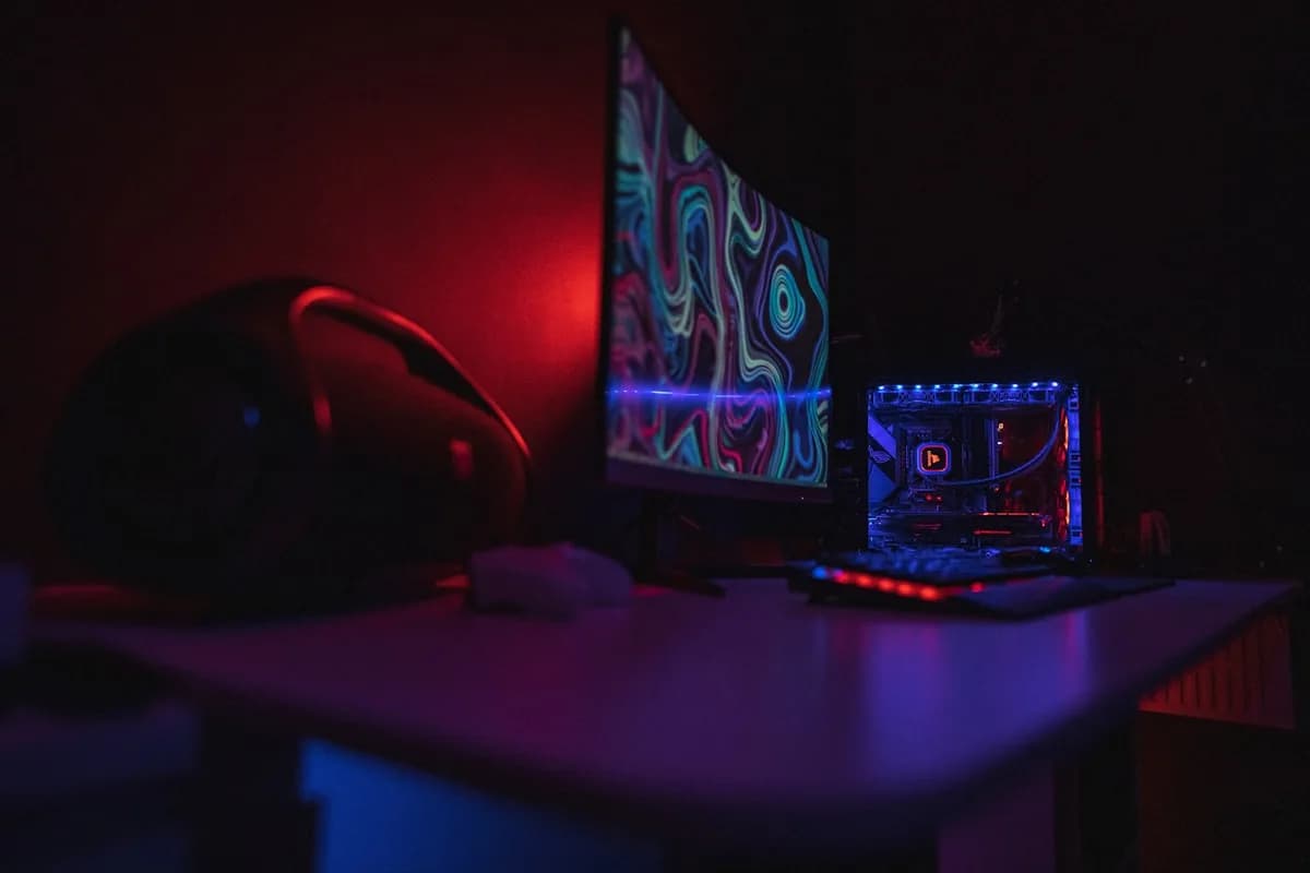 Melhor Cadeira Gamer ThunderX3 2026 Cadeira gamer ThunderX3 com encosto reclinável e apoio lombar em setup gamer iluminado