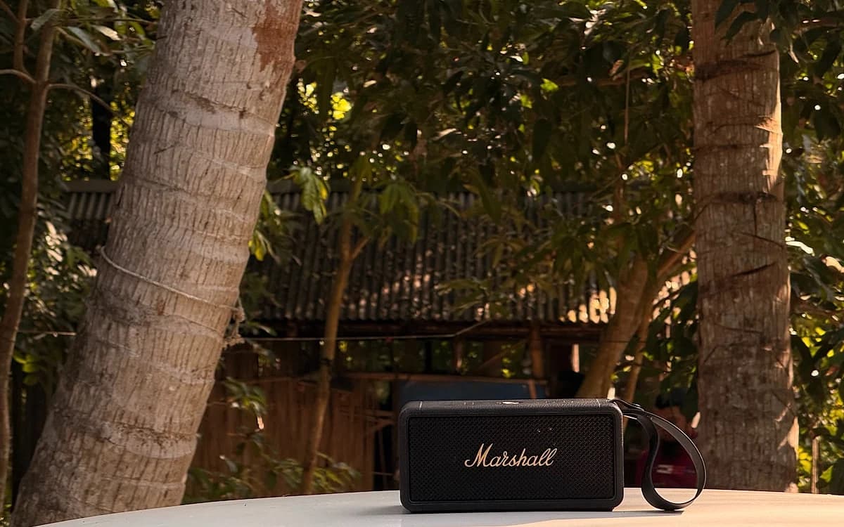 Melhor Caixa de Som Portátil em 2026 Caixas de som portáteis Bluetooth sobre superfície de madeira ao ar livre em 2026