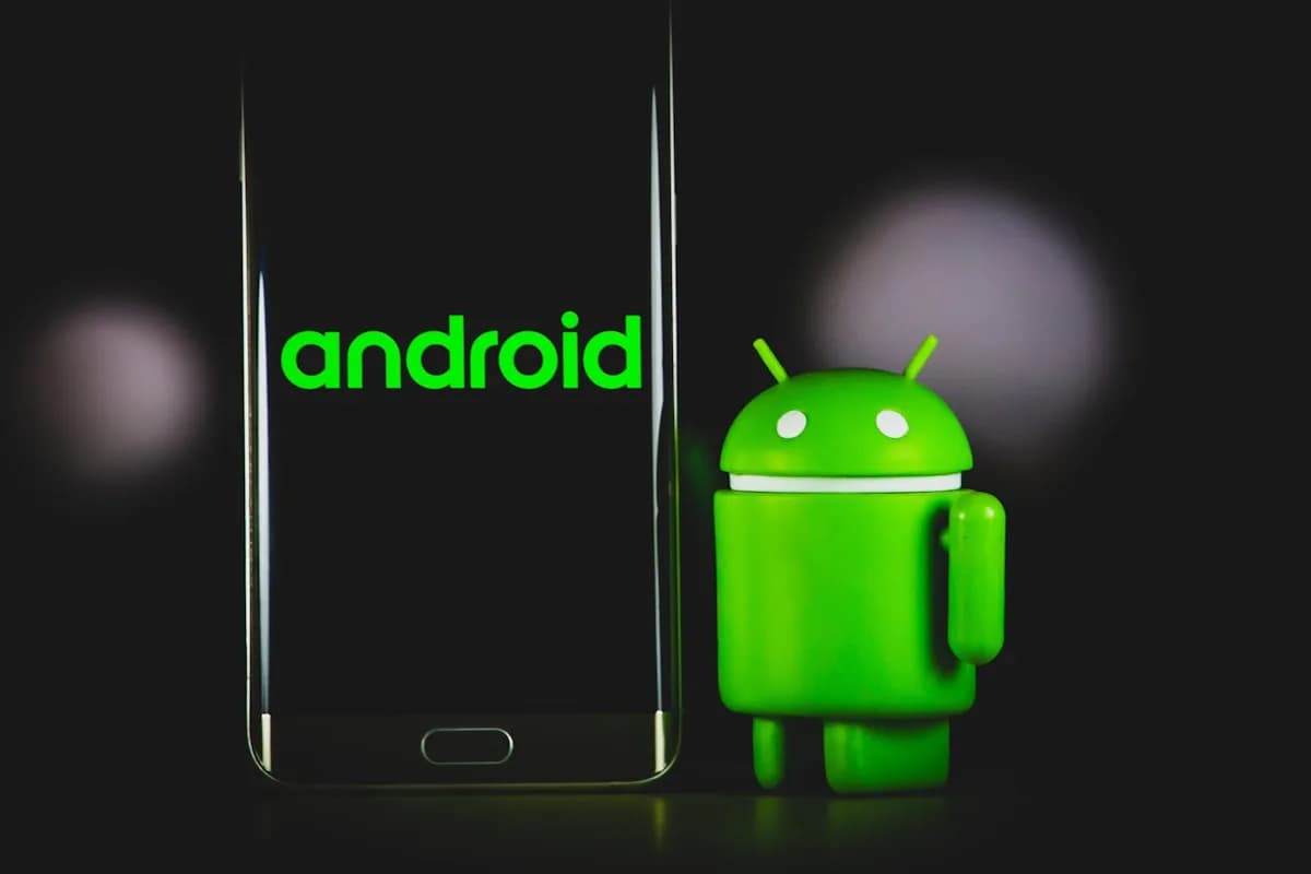 Melhor Celular Gamer até R$1.000 em 2026 Smartphone Android exibindo tela de jogo mobile com gráficos coloridos e interface de gameplay