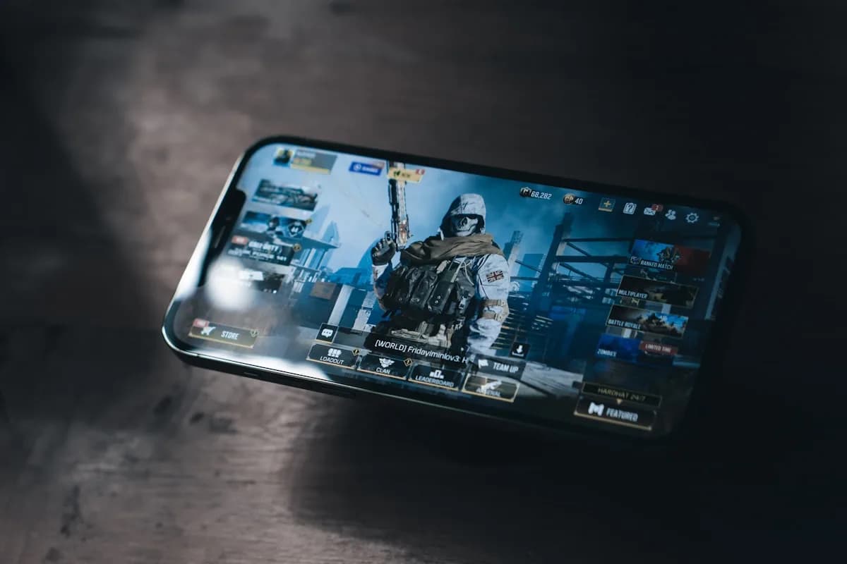 Melhor Celular Gamer até R$1.500 em 2026 Celular Android com tela AMOLED exibindo jogo mobile em alta qualidade gráfica