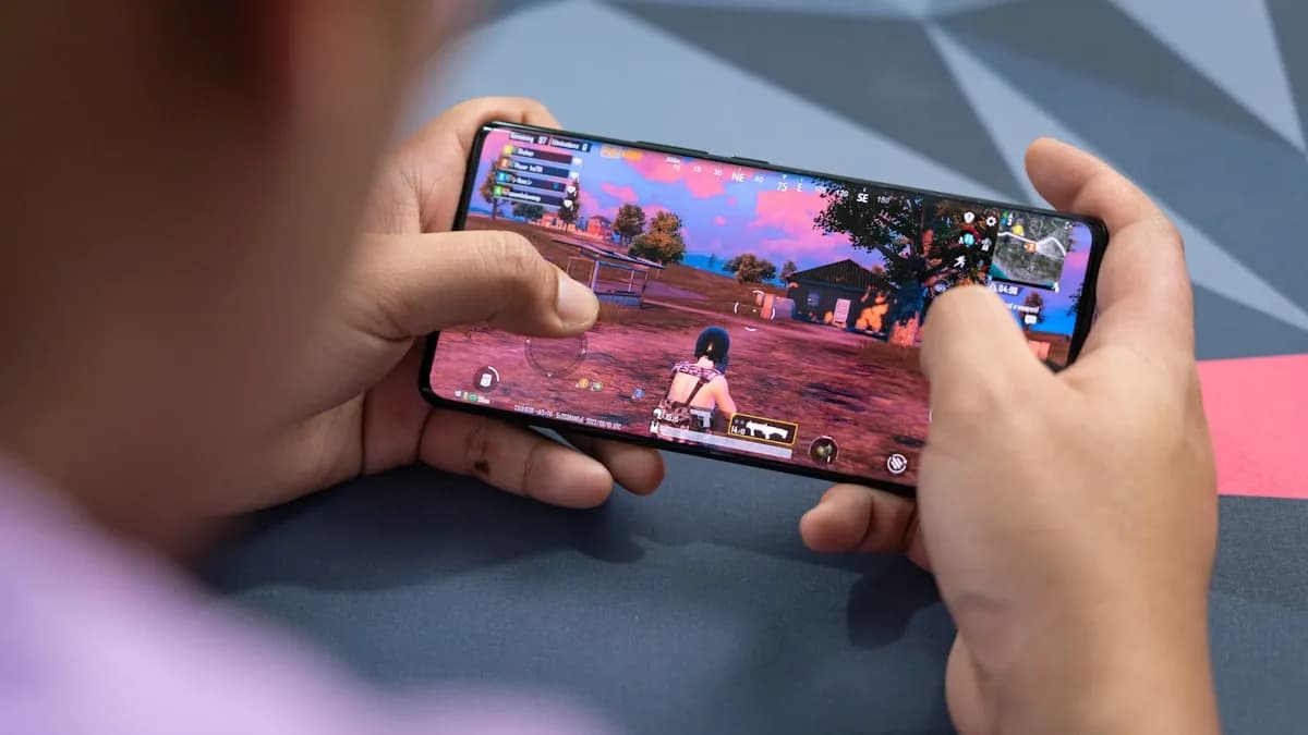 Melhor Celular Gamer até R$2.000 em 2026 Smartphone Android com gameplay de jogo mobile aberto, tela AMOLED 120Hz mostrando gráficos detalhados