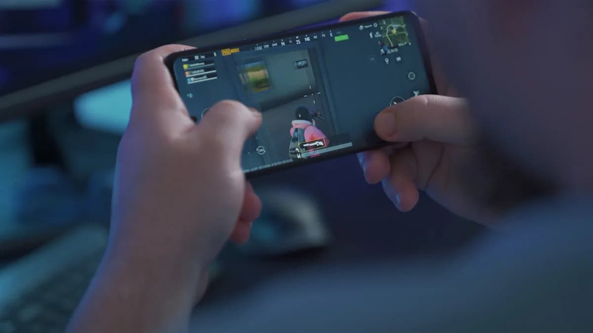 Melhores Celulares Gamer até R$3.000 em 2026 Celular Android gamer com tela AMOLED exibindo jogo mobile em resolução Full HD