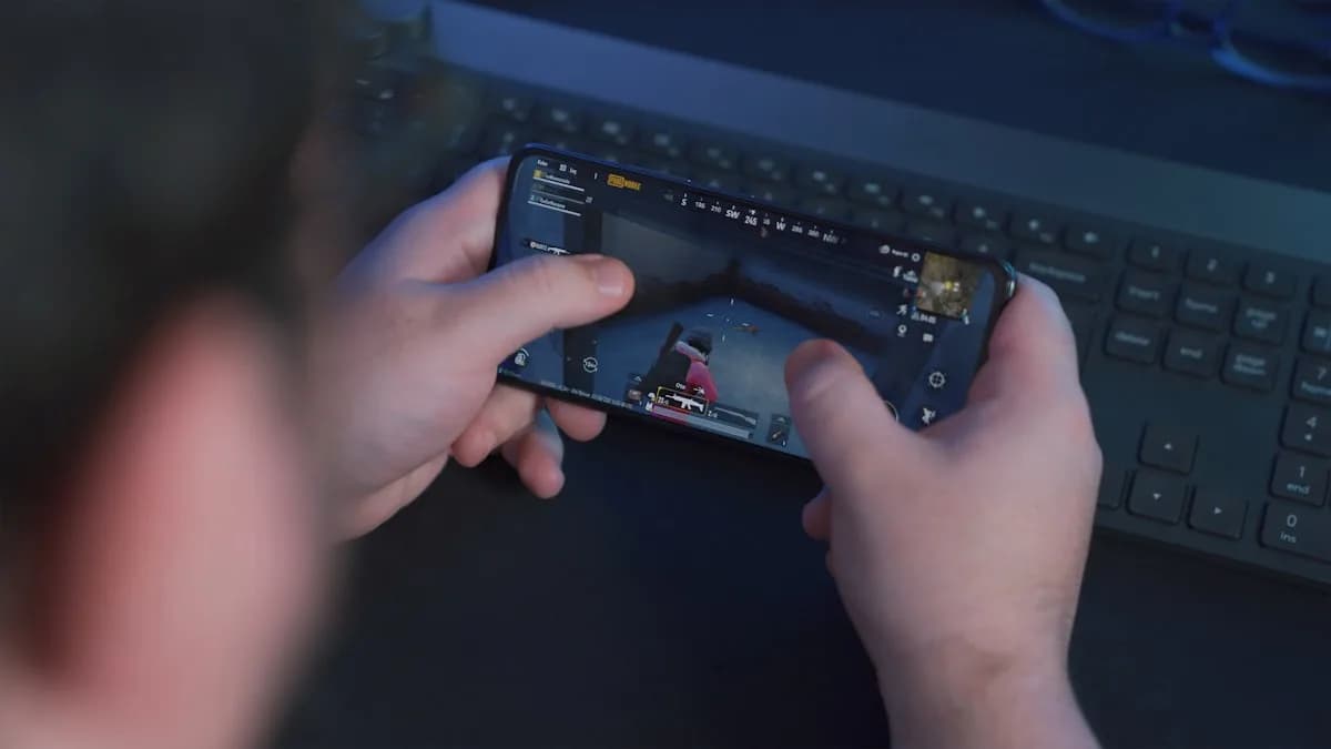 Melhor Celular Gamer até R$5.000 em 2026 Celular Android gamer com tela AMOLED exibindo jogo de alto desempenho em 120 Hz