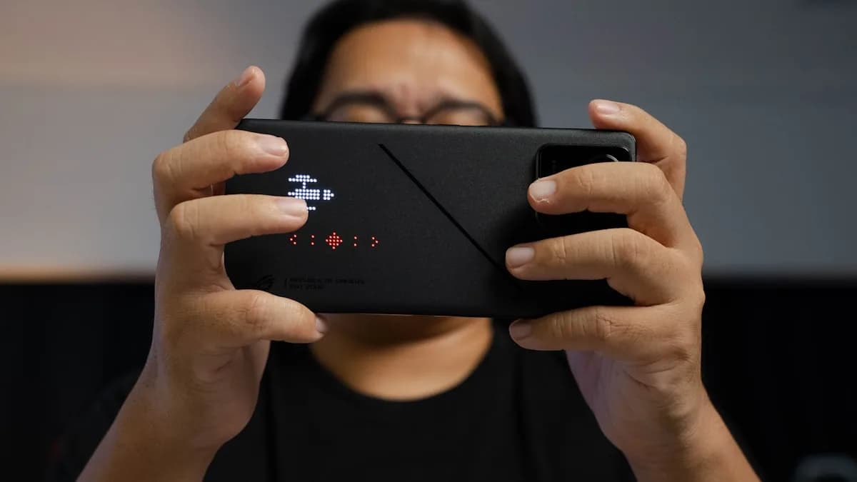 Melhores Celulares para Call of Duty Mobile em 2026 Celular Android exibindo Call of Duty Mobile com gráficos no máximo em tela AMOLED 120Hz