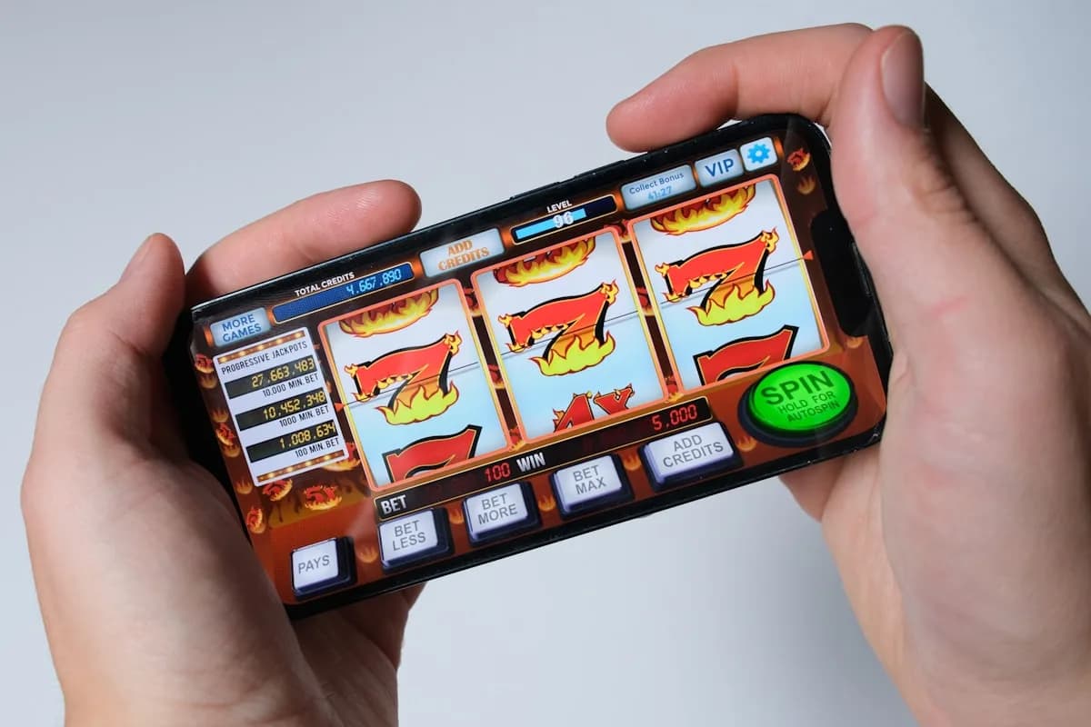 Melhor Celular para Emuladores 2026 Celular Android com controle Bluetooth conectado exibindo jogo emulado de console retrô