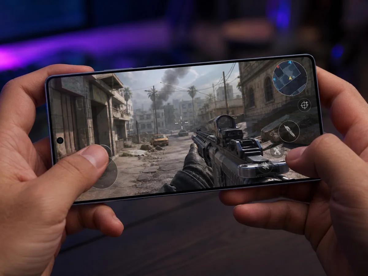 Melhores Celulares para Free Fire em 2026 Celular Android com Free Fire aberto na tela, mostrando gameplay em gráficos altos com FPS visível
