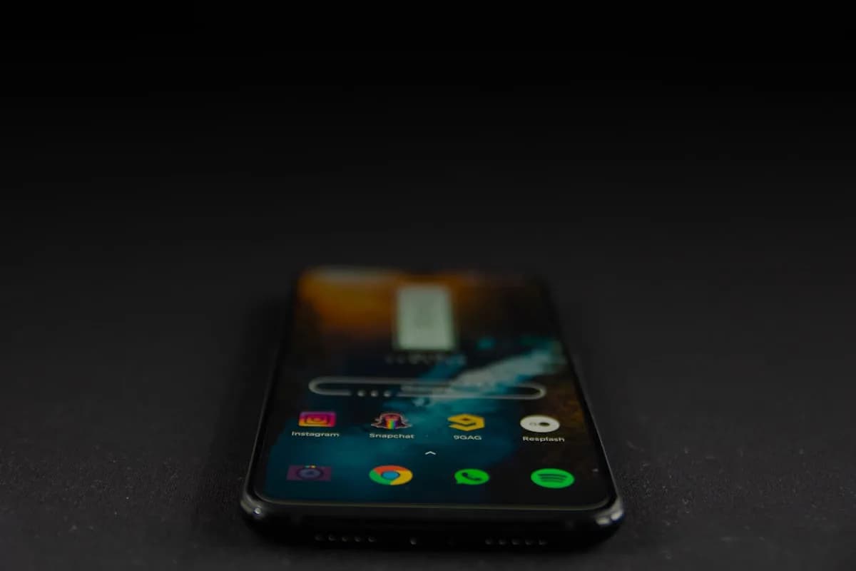 Melhores Celulares Samsung para Jogos 2026 Samsung Galaxy S25 Ultra com tela AMOLED exibindo jogo em alta taxa de quadros
