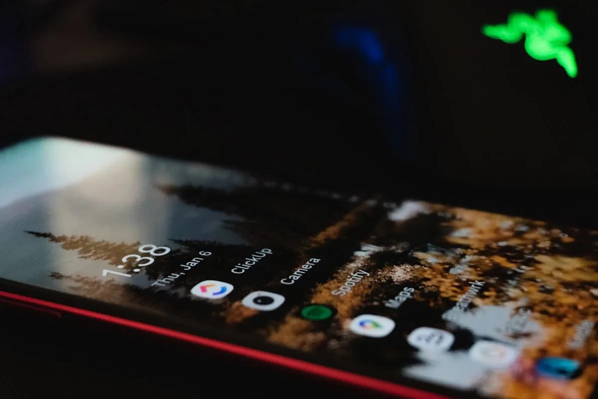 Melhores Celulares Xiaomi para Jogos 2026 POCO X7 Pro e Xiaomi 14T lado a lado com telas AMOLED exibindo jogo mobile competitivo