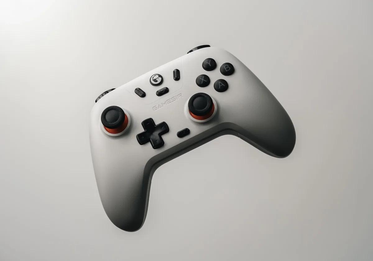 Melhores Controles para PC até R$ 150 em 2026 Controle gamepad com fio USB em setup de PC gamer de entrada com mouse e teclado