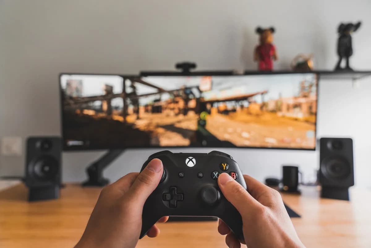 Melhores Controles para PC até R$ 300 em 2026 Controle gamepad hall effect posicionado em setup de PC gamer com teclado e mouse